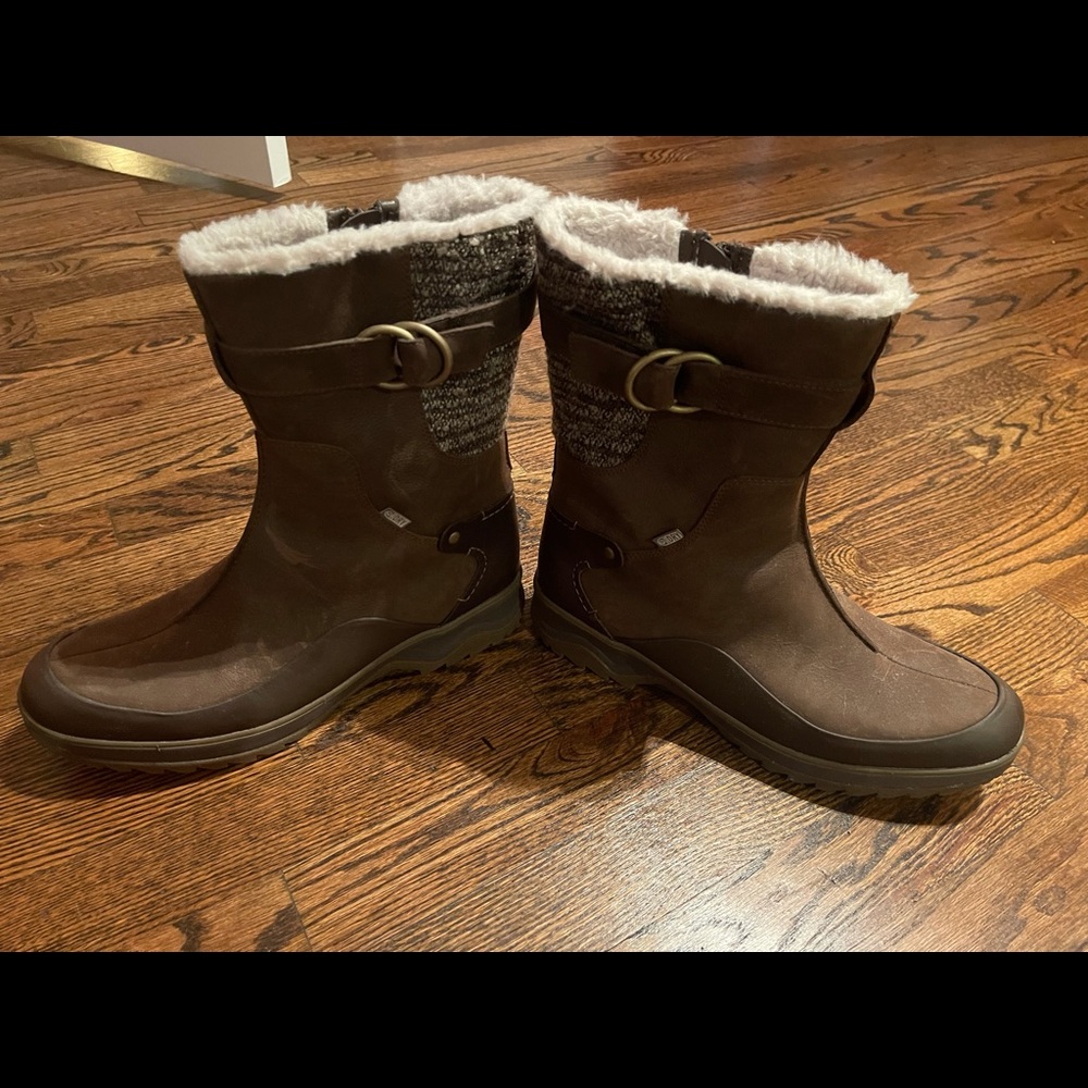 Merrell Women’s Winter Boots Size 11